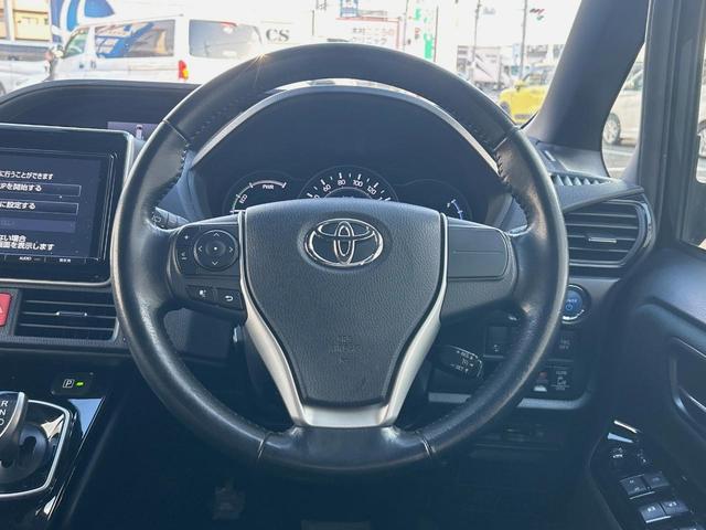 ヴォクシー ハイブリッドＺＳ　純正９インチナビ　衝突軽減ブレーキ　両側電動スライドドア　禁煙　ＥＴＣ　車線逸脱警報　オートハイビーム　バックカメラ　Ｂｌｕｅｔｏｏｔｈ再生　地デジＴＶ　ＤＶＤ再生　シートヒーター　１６インチアルミ（12枚目）