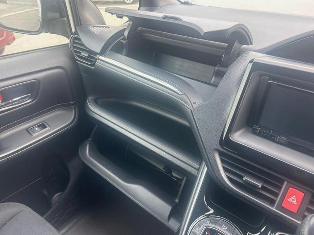 エスクァイア Ｘｉ　ｃａｒｒｏｚｚｅｒｉａ製ナビゲーション　禁煙　バックカメラ　ＥＴＣ　電動スライドドア　ＤＶＤ再生　地デジＴＶ　ＬＥＤヘッドライト　１８インチアルミ　アイドリングストップ　革巻きステアリング（46枚目）