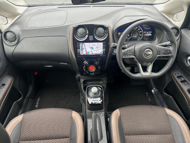 ノート ｅ－パワー　メダリスト　純正ナビ　禁煙　ＥＴＣ　全周囲カメラ　衝突被害軽減システム　車線逸脱警報　踏み間違え防止アシスト　レーダークルーズ　スマートルームミラー　合皮コンビシート　Ｂｌｕｅｔｏｏｔｈ再生　コーナーセンサー（2枚目）