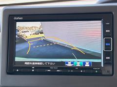 【バックカメラ】駐車時に後方がリアルタイム映像で確認できます。大型商業施設や立体駐車場での駐車時や、夜間のバック時に大活躍！運転スキルに関わらず、今や必須となった装備のひとつです！ 5