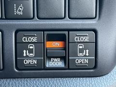【両側パワースライドドア】スマートキーや運転席のスイッチで後席両側スライドドアの開閉が可能♪電動だから力を入れてドアを開ける必要が無く、小さなお子様でも簡単に開け閉めでき快適です♪ 5
