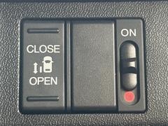 【パワースライドドア】スマートキーや運転席のスイッチでスライドドアの開閉が可能♪電動だから力を入れてドアを開ける必要が無く、小さいお子様でも、重い荷物を持っている時もラクに開け閉めできます♪ 6