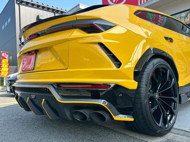 ウルス ベースグレード 禁煙車 左ハンドル パノラマルーフ Giallo Auge ブラックレッドアルカンターラコンビシート パワーシート メーカーナビ 360°カメラ リープデザインカーボンエアロ 可変バルブリモコン付き(10枚目)
