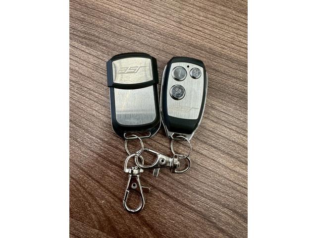 ウルス ベースグレード 禁煙車 左ハンドル パノラマルーフ Giallo Auge ブラックレッドアルカンターラコンビシート パワーシート メーカーナビ 360°カメラ リープデザインカーボンエアロ 可変バルブリモコン付き(11枚目)