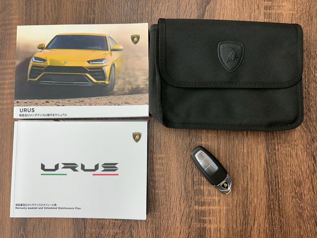 ウルス ベースグレード 禁煙車 左ハンドル パノラマルーフ Giallo Auge ブラックレッドアルカンターラコンビシート パワーシート メーカーナビ 360°カメラ リープデザインカーボンエアロ 可変バルブリモコン付き(12枚目)