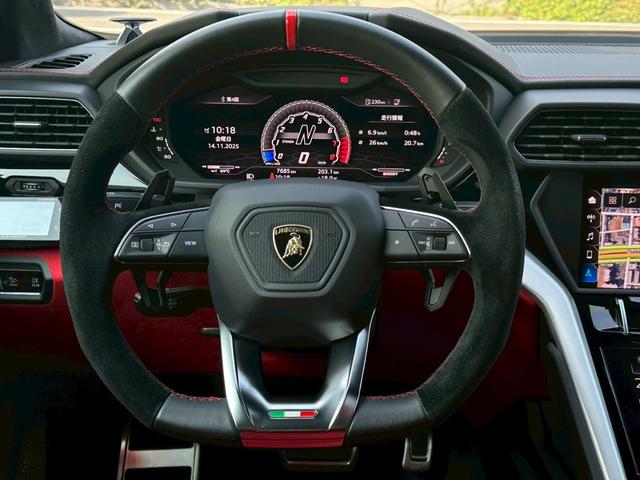 ウルス ベースグレード 禁煙車 左ハンドル パノラマルーフ Giallo Auge ブラックレッドアルカンターラコンビシート パワーシート メーカーナビ 360°カメラ リープデザインカーボンエアロ 可変バルブリモコン付き(33枚目)