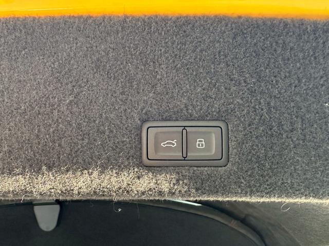 ウルス ベースグレード 禁煙車 左ハンドル パノラマルーフ Giallo Auge ブラックレッドアルカンターラコンビシート パワーシート メーカーナビ 360°カメラ リープデザインカーボンエアロ 可変バルブリモコン付き(52枚目)