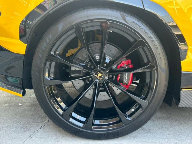 ウルス ベースグレード 禁煙車 左ハンドル パノラマルーフ Giallo Auge ブラックレッドアルカンターラコンビシート パワーシート メーカーナビ 360°カメラ リープデザインカーボンエアロ 可変バルブリモコン付き(55枚目)