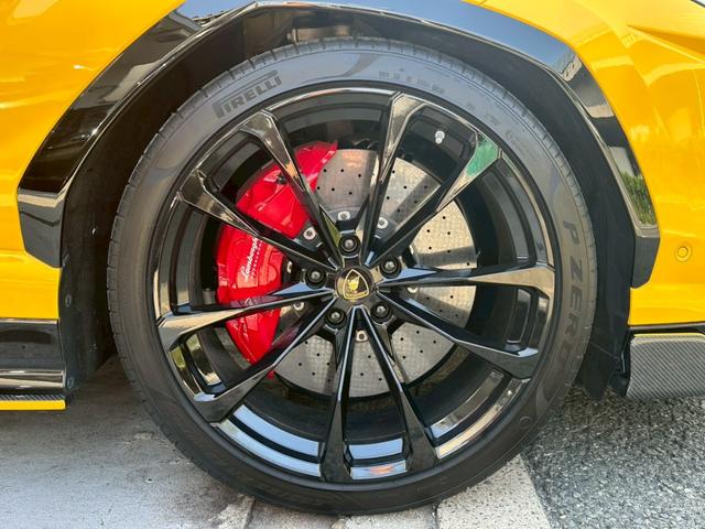 ウルス ベースグレード 禁煙車 左ハンドル パノラマルーフ Giallo Auge ブラックレッドアルカンターラコンビシート パワーシート メーカーナビ 360°カメラ リープデザインカーボンエアロ 可変バルブリモコン付き(56枚目)