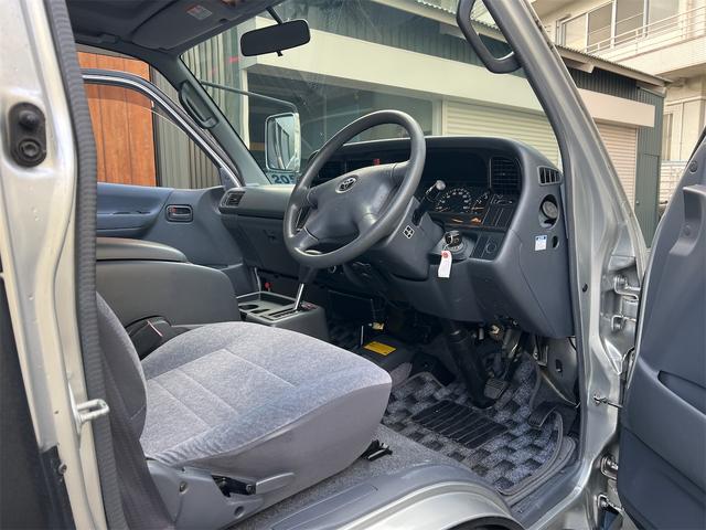 ハイエースバン ロングスーパーGL ローダウン 社外アルミホール ルーフキャリア 純正デカール ヒッチメンバー ベッドキット ダブルエアコン(30枚目)