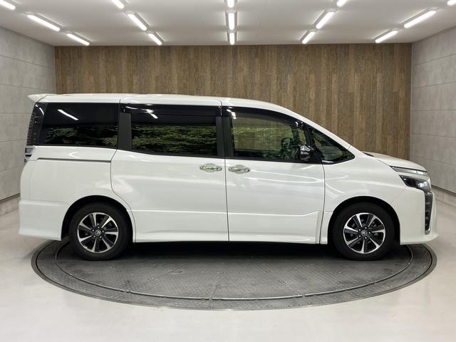 ヴォクシー ZS 煌II 両側パワースライドドア・純正9型フルセグナビ・衝突軽減ブレーキ・インテリジェントクリアランスソナー・車線逸脱警報・純正16インチAW・ETC・LEDヘッドライト・オートハイビーム・バックカメラ・スマー(32枚目)