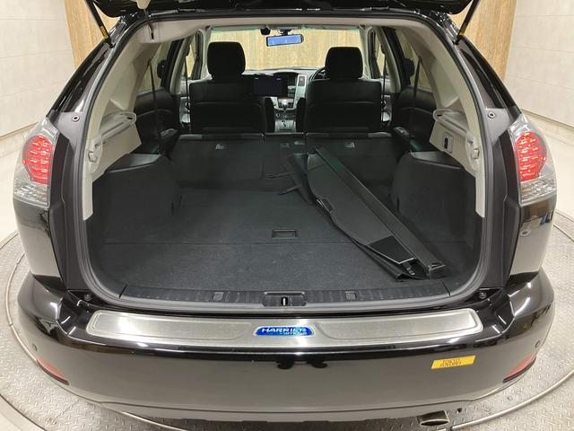 ハリアーハイブリッド Lパッケージアルカンターラプライムバージョン 4WD・ムーンルーフ・純正ナビ・電動シート・デジタルインナーミラー・クリアランスソナー・純正18インチAW・ETC・フルセグ・バックカメラ・電動リアゲート・ハーフレザーシート・スマートキー・純正18イ(14枚目)