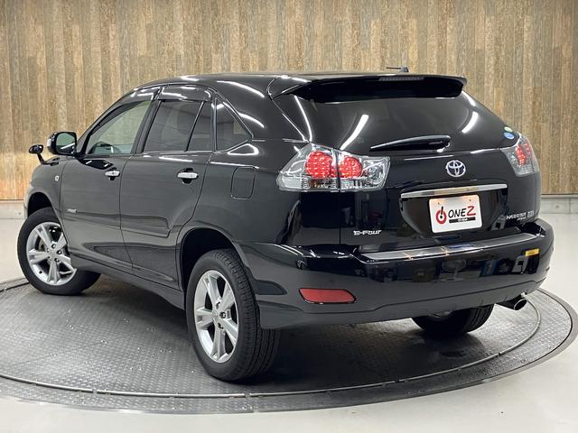 ハリアーハイブリッド Lパッケージアルカンターラプライムバージョン 4WD・ムーンルーフ・純正ナビ・電動シート・デジタルインナーミラー・クリアランスソナー・純正18インチAW・ETC・フルセグ・バックカメラ・電動リアゲート・ハーフレザーシート・スマートキー・純正18イ(20枚目)