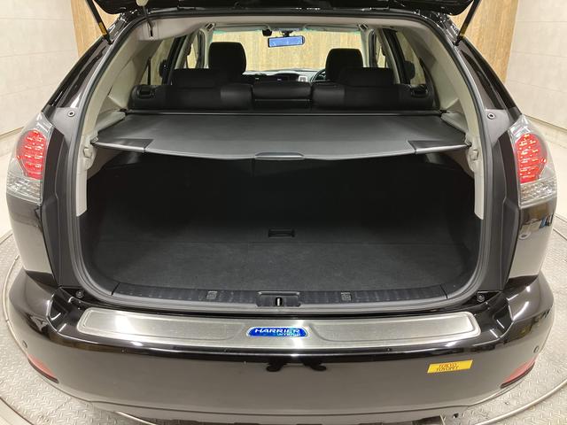 ハリアーハイブリッド Lパッケージアルカンターラプライムバージョン 4WD・ムーンルーフ・純正ナビ・電動シート・デジタルインナーミラー・クリアランスソナー・純正18インチAW・ETC・フルセグ・バックカメラ・電動リアゲート・ハーフレザーシート・スマートキー・純正18イ(51枚目)