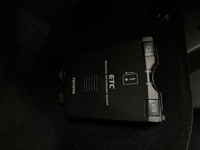 ハリアーハイブリッド Lパッケージアルカンターラプライムバージョン 4WD・ムーンルーフ・純正ナビ・電動シート・デジタルインナーミラー・クリアランスソナー・純正18インチAW・ETC・フルセグ・バックカメラ・電動リアゲート・ハーフレザーシート・スマートキー・純正18イ(70枚目)