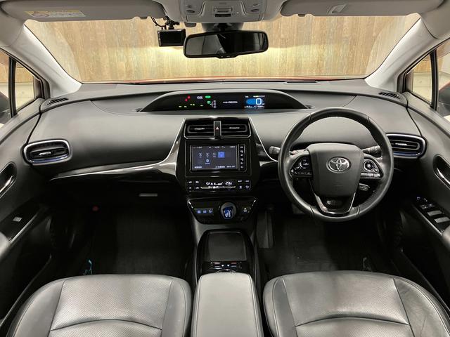 プリウス Ａプレミアム　ツーリングセレクション　純正フルセグナビ・バックカメラ・衝突軽減ブレーキ・本革電動シート・ヘッドアップディスプレイ・純正１７インチＡＷ・駐車支援・後側方車両検知・ＬＥＤヘッドライト・シートヒーター・ＥＴＣ・Ｂｌｕｅｔｏｏｔｈ（3枚目）