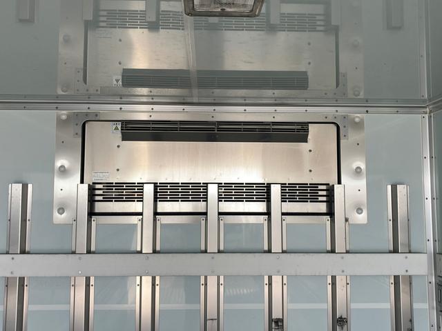 ヒノレンジャー 　トランテックス冷蔵冷凍バン／菱重　冷凍機低温　－３０℃／アルミ板　　　左サイド扉／ラッシングレール２段（10枚目）