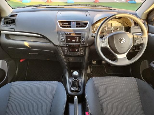 スイフト RS 5速MT/クルコン/スマートキー/CDオーディオ/プッシュスタート/ステアリングリモコン/16インチ純正AW/フォグランプ/電格ミラー/オートエアコン(6枚目)