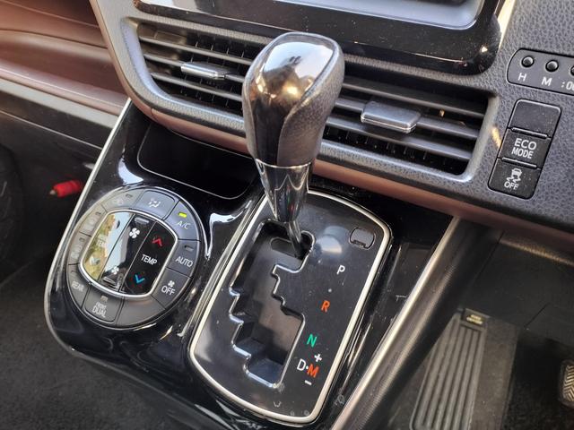 エスクァイア Gi 純正フリップダウンモニター/両側電動スライドドア/純正フルセグナビ/ETC/バックカメラ/シートヒーター/クルーズコントロール/オートハイビーム/オートライト/リアクーラー/7人乗り(11枚目)