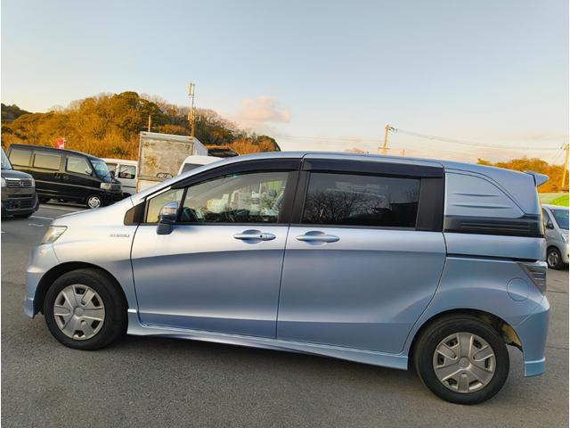 フリードスパイクハイブリッド ジャストセレクション　禁煙車！　鑑定書付き　ナビＴＶ　Ｂカメラ　Ｂｌｕｅｔｏｏｔｈ　クルコン　新品ドライブレコーダー　ＥＴＣ　ＨＩＤ　横滑り防止　電動スライド　電動ミラー　スマートキー　ノーペット（5枚目）