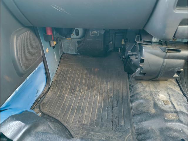 サンバーバン ＶＣプラス　ハイルーフ　５ＭＴ　ドライブレコーダー　両側スライドドア　エアコン　パワーウインドウ　パワーステアリング　集中ロック　４ナンバー　４人乗り　１３インチアルミホイール　禁煙車！（17枚目）