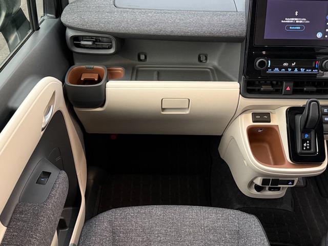 シエンタ ハイブリッドＺ　ワンオーナー　純正ディスプレイオーディオ　バックカメラ　両側電動スライドドア　禁煙車　３列シート（64枚目）