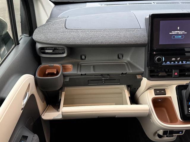 シエンタ ハイブリッドＺ　ワンオーナー　純正ディスプレイオーディオ　バックカメラ　両側電動スライドドア　禁煙車　３列シート（65枚目）