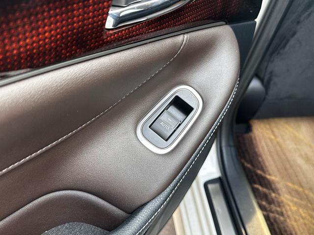 クラウンハイブリッド ロイヤルサルーン　ＯＰスーパークロームメタリック２アルミホイール　セーフティセンスＰＫＧ　レーダークルーズコントロール　レーダークルーズコントロール　運転席助手席パワーシート　ＴＶ予備キーレス＆カードキー付属　取説有（75枚目）