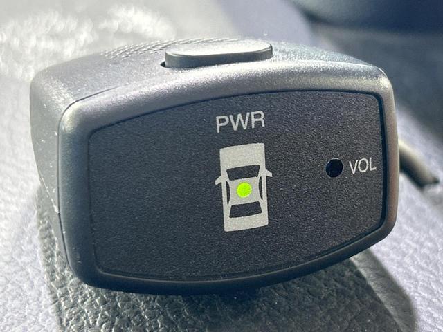 ヴォクシー ハイブリッドＶ　ＳＤナビ　禁煙車　両側電動スライドドア　バックカメラ　クルーズコントロール　シートヒーター　ヘッドレストモニター　コーナーセンサー　リアオートエアコン　置くだけ充電　オートライト　ＥＴＣ（8枚目）