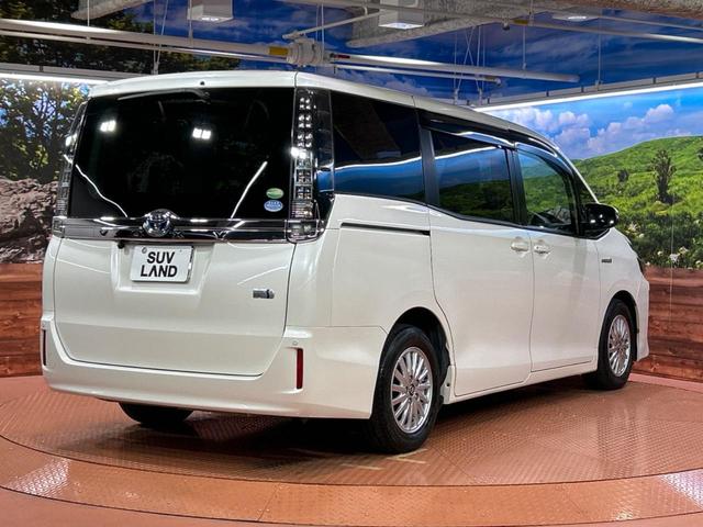 ヴォクシー ハイブリッドＶ　ＳＤナビ　禁煙車　両側電動スライドドア　バックカメラ　クルーズコントロール　シートヒーター　ヘッドレストモニター　コーナーセンサー　リアオートエアコン　置くだけ充電　オートライト　ＥＴＣ（19枚目）