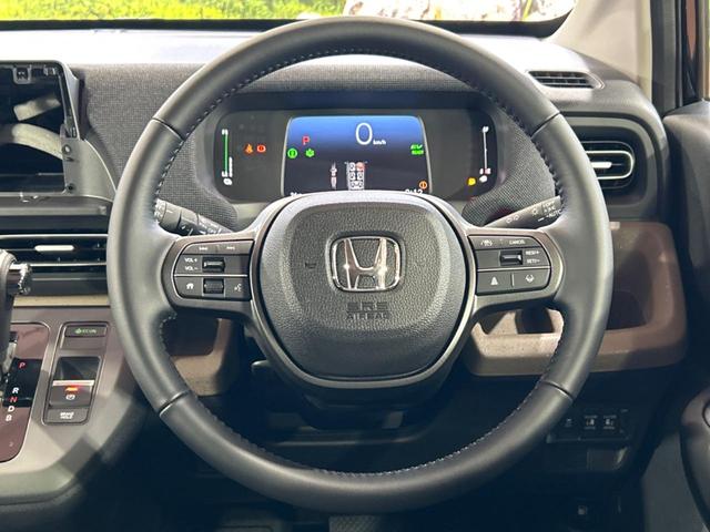 【純正革巻きステアリング】上質な革を使用することで、手にしっかり馴染みとても運転しやすいハンドルです♪