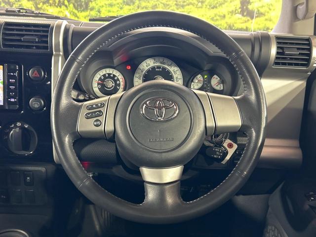 FJクルーザー カラーパッケージ SDナビ クルーズコントロール 横滑り防止装置 ETC キーレス ステアリングスイッチ 純正20インチアルミホイール 純正革巻きステアリング Bluetooth再生 フルセグ(11枚目)