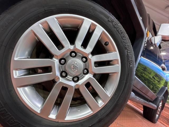 FJクルーザー カラーパッケージ SDナビ クルーズコントロール 横滑り防止装置 ETC キーレス ステアリングスイッチ 純正20インチアルミホイール 純正革巻きステアリング Bluetooth再生 フルセグ(13枚目)