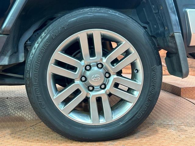 FJクルーザー カラーパッケージ SDナビ クルーズコントロール 横滑り防止装置 ETC キーレス ステアリングスイッチ 純正20インチアルミホイール 純正革巻きステアリング Bluetooth再生 フルセグ(22枚目)