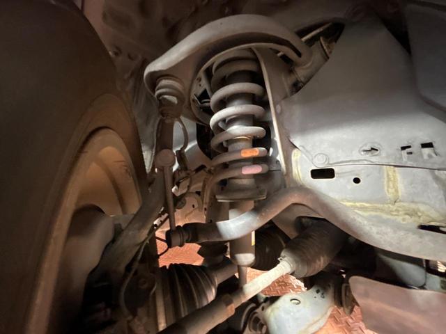 FJクルーザー カラーパッケージ SDナビ クルーズコントロール 横滑り防止装置 ETC キーレス ステアリングスイッチ 純正20インチアルミホイール 純正革巻きステアリング Bluetooth再生 フルセグ(25枚目)