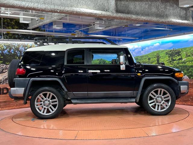 FJクルーザー カラーパッケージ SDナビ クルーズコントロール 横滑り防止装置 ETC キーレス ステアリングスイッチ 純正20インチアルミホイール 純正革巻きステアリング Bluetooth再生 フルセグ(32枚目)