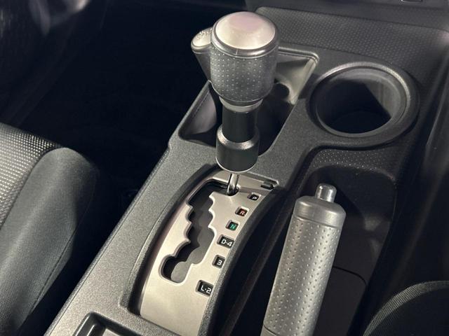 FJクルーザー カラーパッケージ SDナビ クルーズコントロール 横滑り防止装置 ETC キーレス ステアリングスイッチ 純正20インチアルミホイール 純正革巻きステアリング Bluetooth再生 フルセグ(60枚目)