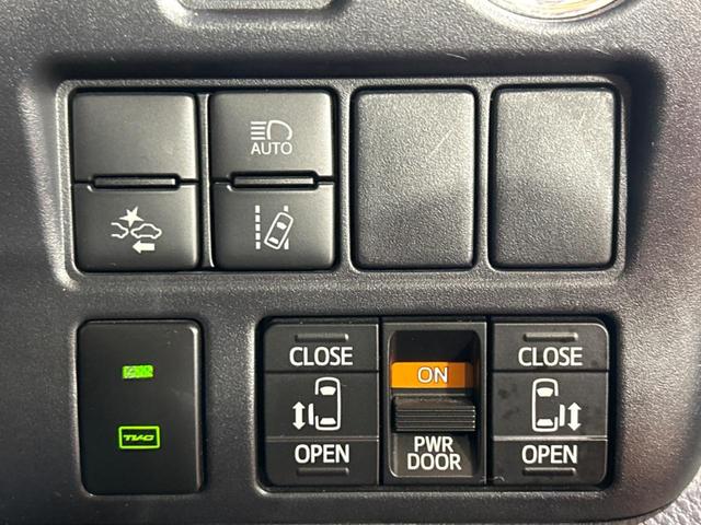 ヴォクシー ＺＳ　煌ＩＩ　両側電動スライドドア　純正９型ナビ　バックカメラ　セーフティセンス　禁煙車　リアオートエアコン　クルーズコントロール　ドライブレコーダー　ＥＴＣ　ＬＥＤヘッドライド　レーンキープ　オートライト（3枚目）