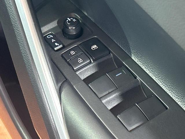 カローラクロス ハイブリッド Z 純正10.5型ナビ ガラスルーフ 全周囲カメラ 衝突被害軽減システム ブラインドスポットモニター レーダークルーズ 禁煙車 電動リアゲート ハーフレザーシート パワーシート ドラレコ シートヒーター(21枚目)