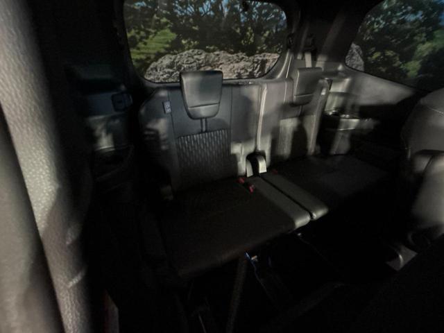 ３列目シートはもちろん状態良好☆大人でもゆったりと座って頂けますので、大人数でのお出かけもラクラクです♪ご家族で、気の知れた仲間で、ドライブに行くのが楽しみですね♪