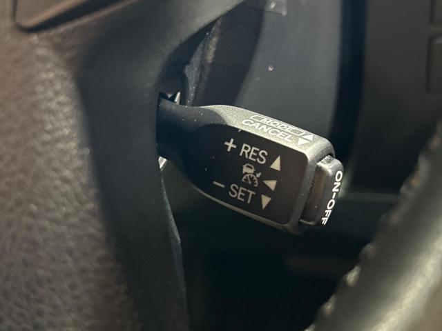 【レーダークルーズコントロール】高速道路での長距離走行が楽に！！自動で速度を保つクルーズコントロールが、衝突軽減システムと連携し、前方の車両を感知して車間を保つように速度調節してくれます！！