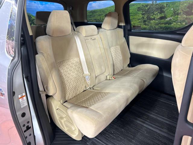 後部座席も気になるようなキズ・汚れやへたり等、大きなダメージはなく、良好な状態です。