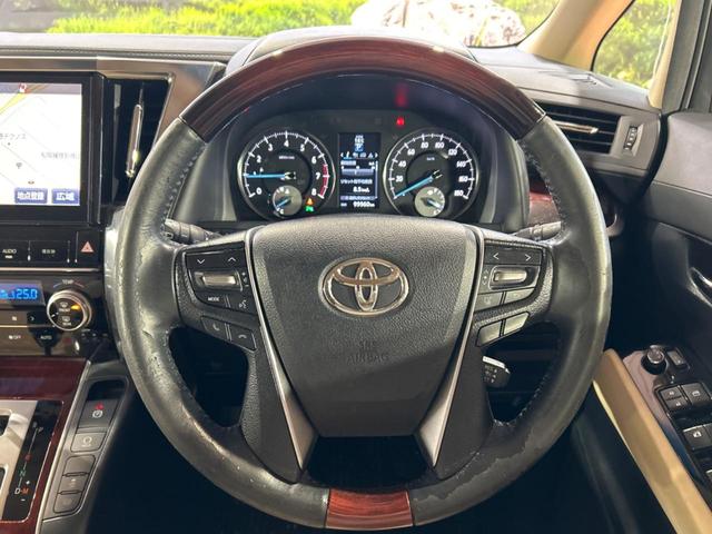 【ウッドコンビステアリング】高級感ある木目調パーツを採用した手に良く馴染むコンビハンドル。運転席廻りの雰囲気も一気に豪華になります！