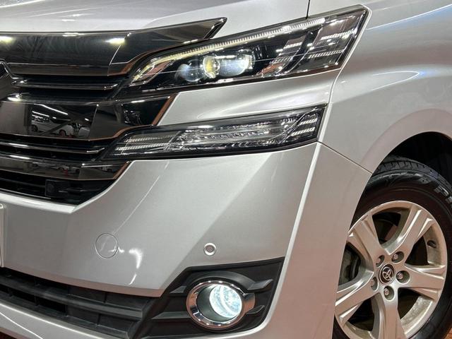 【ＬＥＤヘッドライト】悪天候や夜間走行時も良好な視界を確保し安心して運転できる高輝度ＬＥＤヘッドライトを装備！点灯速度が早く、消費電力も抑えられています。