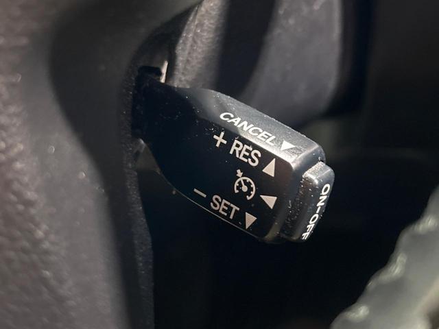 【クルーズコントロール】高速道路もラクラク走行。アクセルを離しても一定速度で走行ができ、長距離運転時の負担を軽減！加速・減速も簡単なスイッチ操作で調整できます。