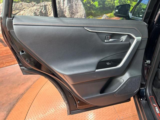 ＲＡＶ４ ハイブリッドアドベンチャー　４ＷＤ　サンルーフ　純正９型ディスプレイオーディオ　全周囲カメラ　１００Ｖ電源　衝突被害軽減システム　レーダークルーズ　禁煙車　電動リアゲート　前席シートエアコン　ブラインドスポットモニター（56枚目）