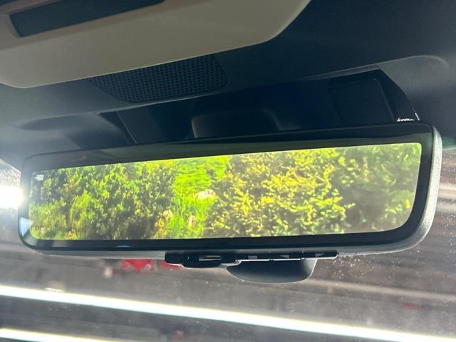 【スマートリヤビューミラー】後席の大きな荷物や同乗者で後方が確認しづらい時でも安心！カメラが撮影した車両後方の映像をルームミラー内に表示。クリアな視界で状況の確認が可能です！