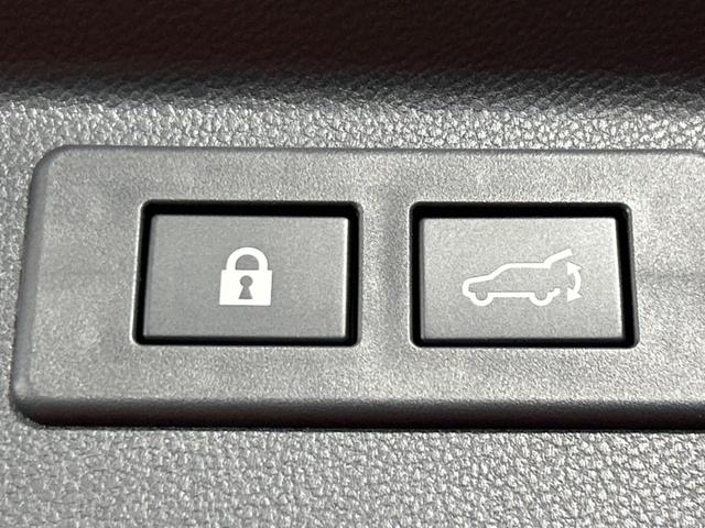 【パワーバックドア】スマートキーや運転席のボタンを押すだけでリアゲートが自動で開閉します！荷物を持っている時や、高い位置にあるバックドアを閉める際に便利な機能です♪