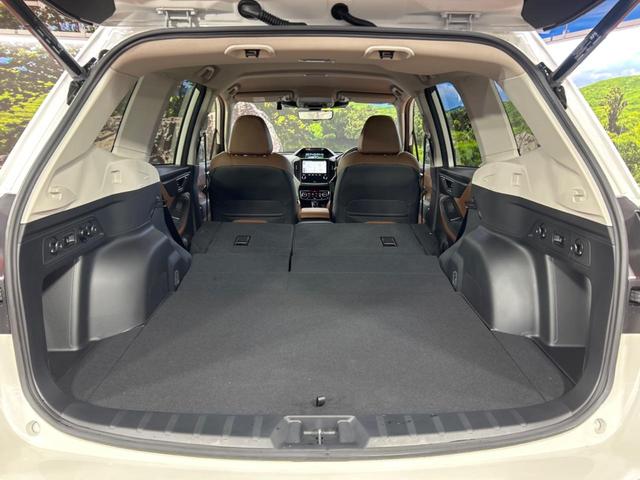 後席を格納すると、これだけの広さが！シーンに合わせたシートアレンジで、大きな荷物も積むことが出来ます♪