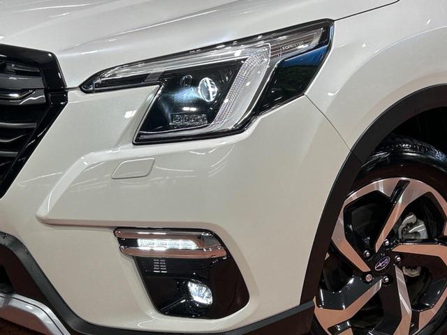 【ＬＥＤヘッドライト】悪天候や夜間走行時も良好な視界を確保し安心して運転できる高輝度ＬＥＤヘッドライトを装備！点灯速度が早く、消費電力も抑えられています。